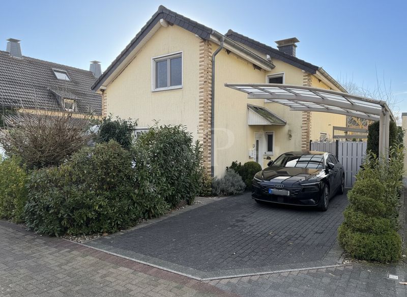 Bezugsfertiges Einfamilienhaus mit überdachter Terrasse, Doppelgarage und Carport!